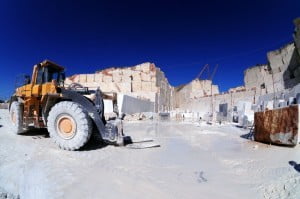 Il marmo in lavorazione con le attrezzature