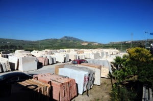 Marmo in blocchi nella cava Cus.Mar